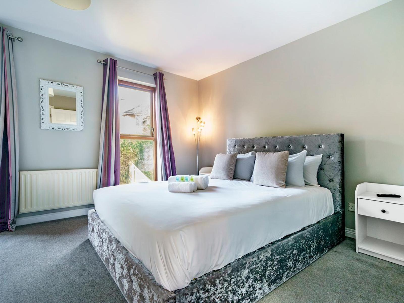 Holiday home Pass The Keys Beautiful 3-bed Riverside Townhouse W Parking Belfast