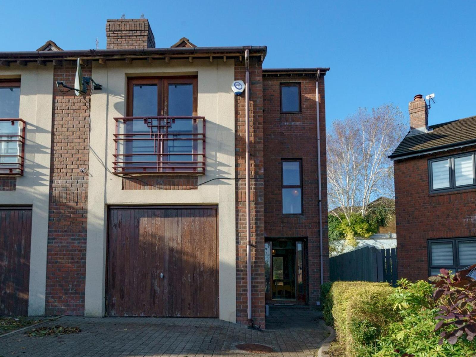 Pass The Keys Beautiful 3-bed Riverside Townhouse W Parking