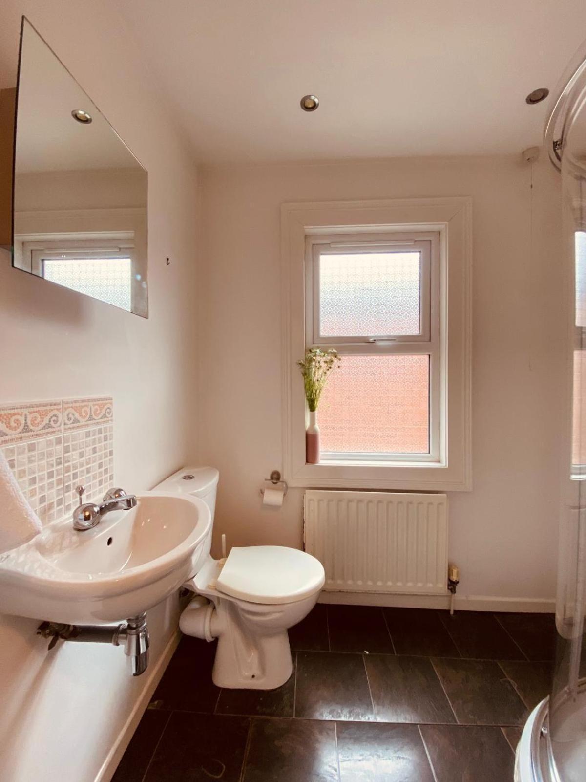 4br Spacious Home- 5 Mins To City- Free Secure Parking *