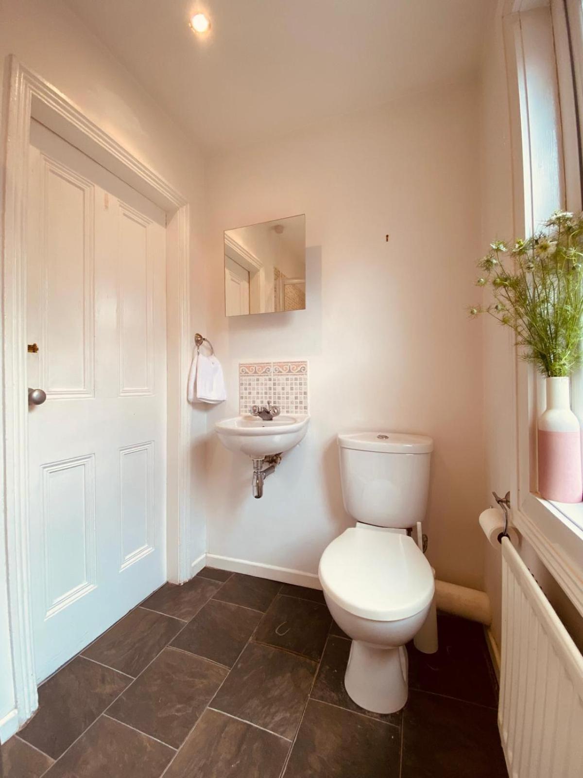 4br Spacious Home- 5 Mins To City- Free Secure Parking Holiday home Belfast