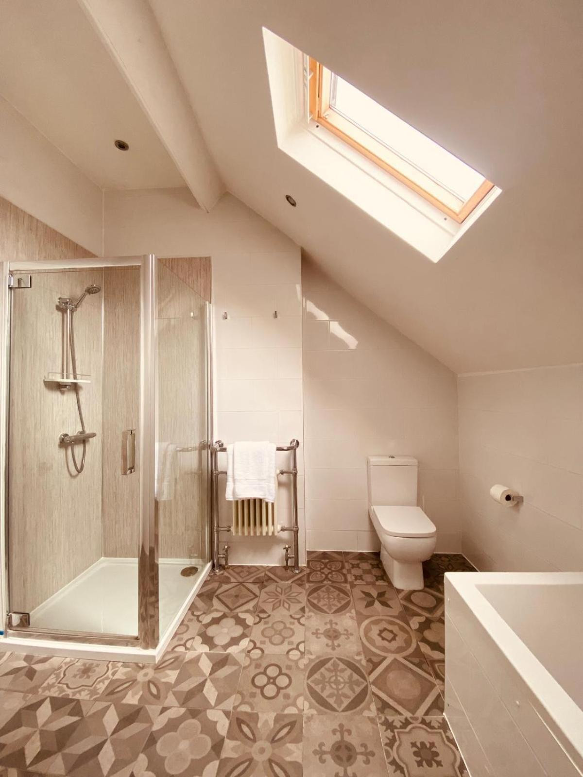 4br Spacious Home- 5 Mins To City- Free Secure Parking