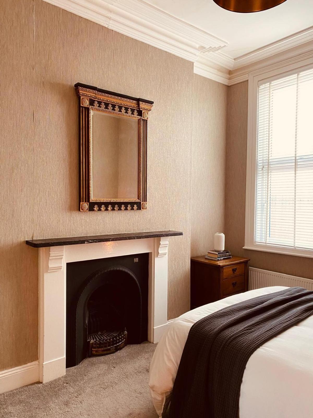 Holiday home 4br Spacious Home- 5 Mins To City- Free Secure Parking