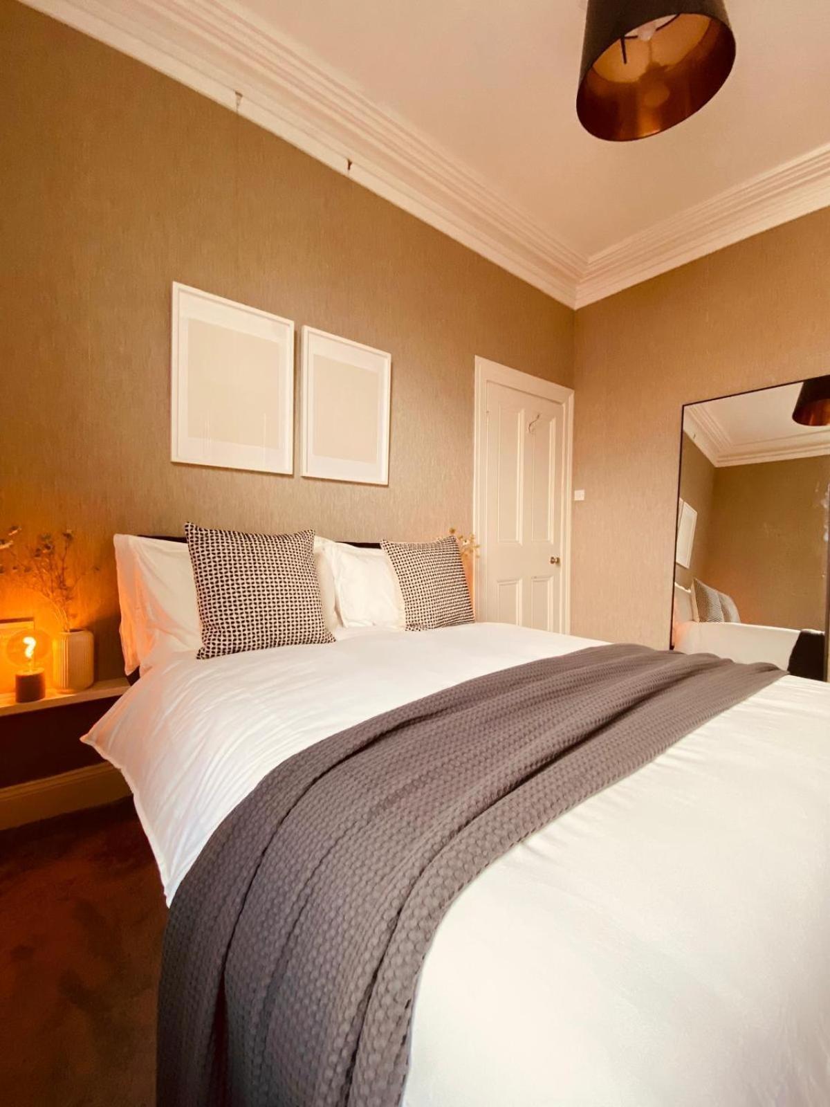 4br Spacious Home- 5 Mins To City- Free Secure Parking Holiday home Belfast