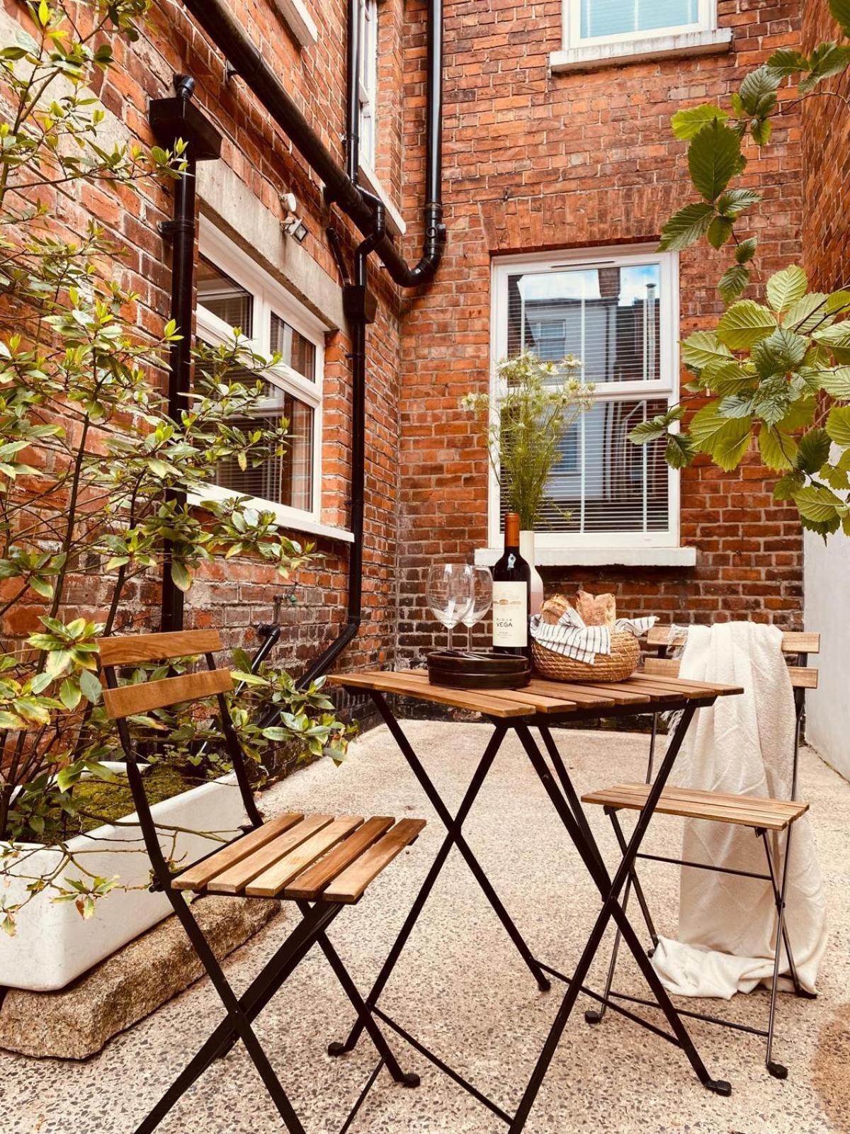 Holiday home 4br Spacious Home- 5 Mins To City- Free Secure Parking Belfast