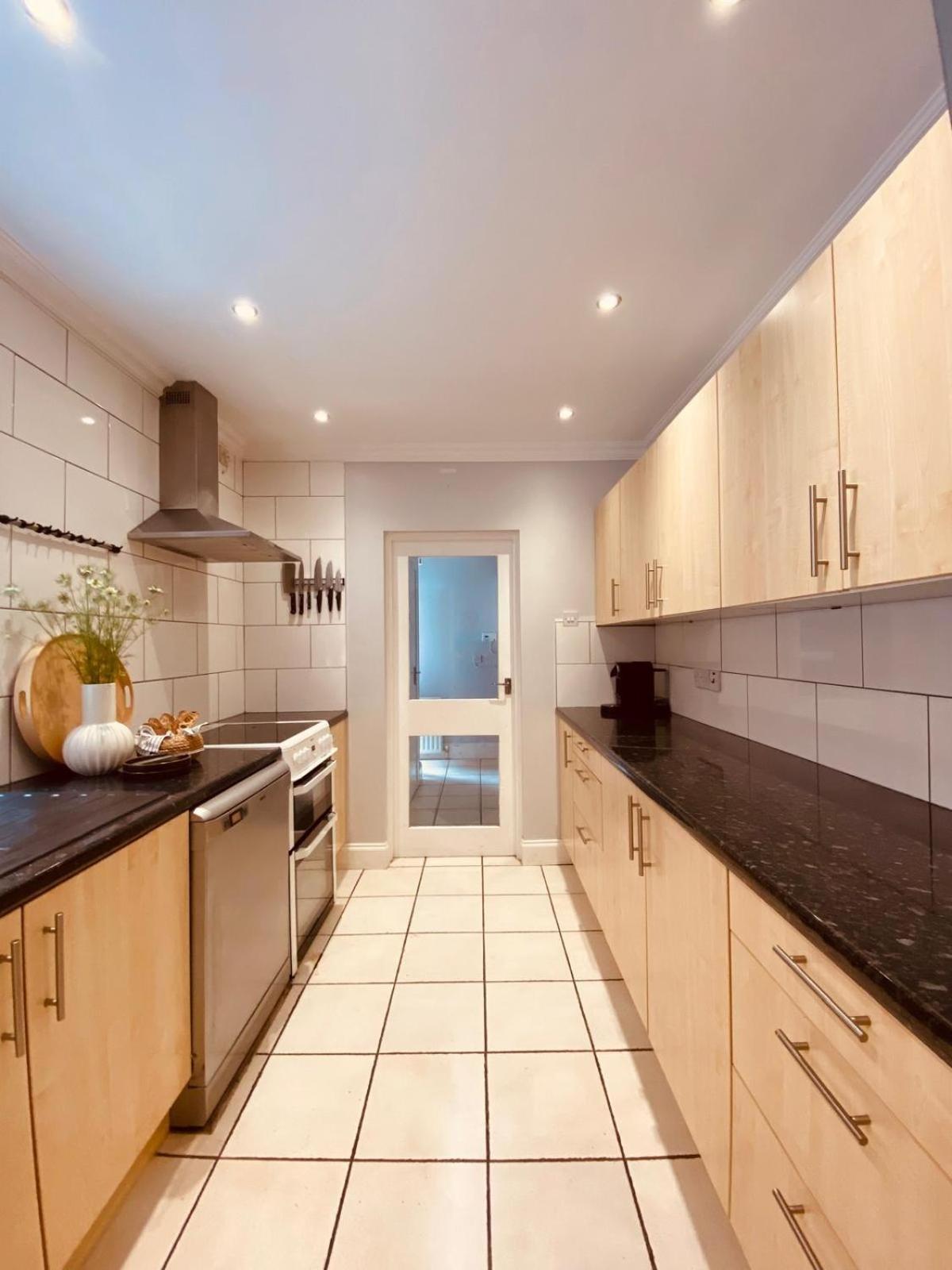 4br Spacious Home- 5 Mins To City- Free Secure Parking Holiday home *
