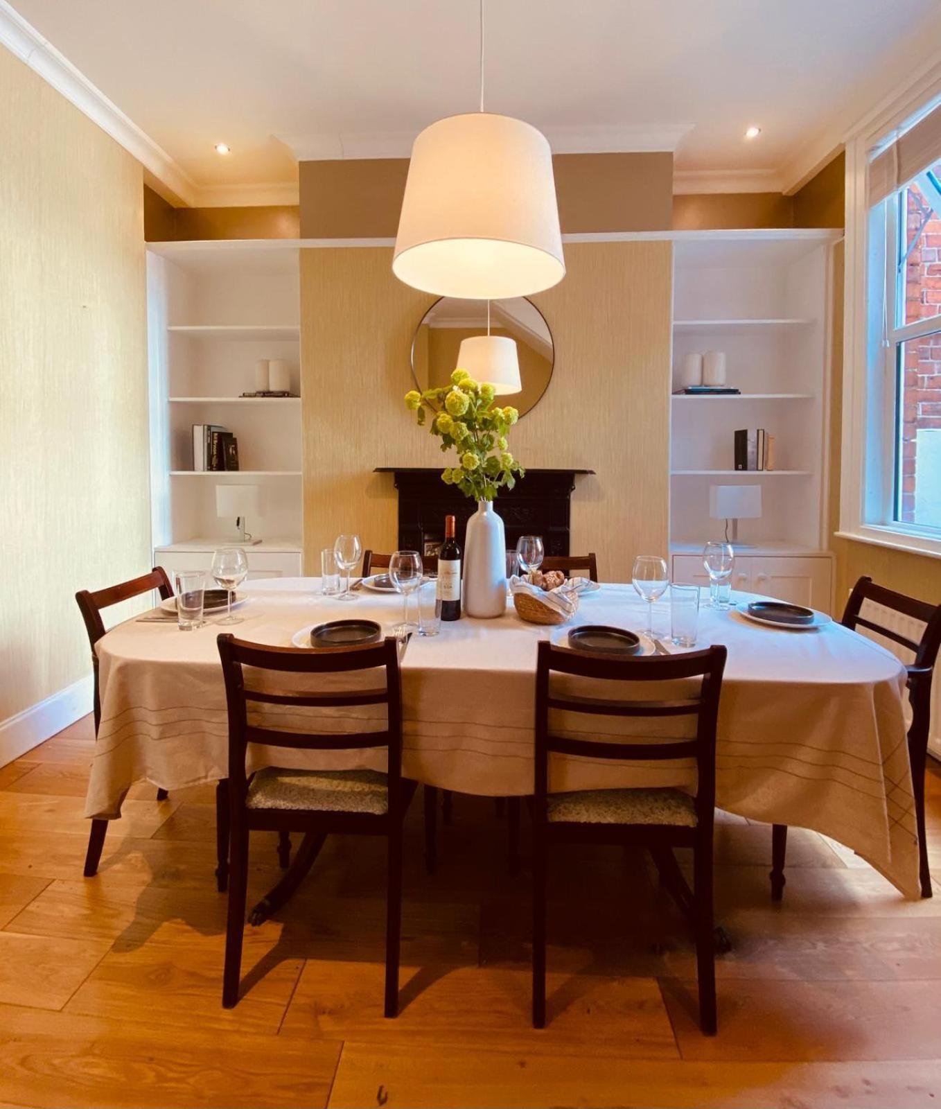Holiday home 4br Spacious Home- 5 Mins To City- Free Secure Parking *