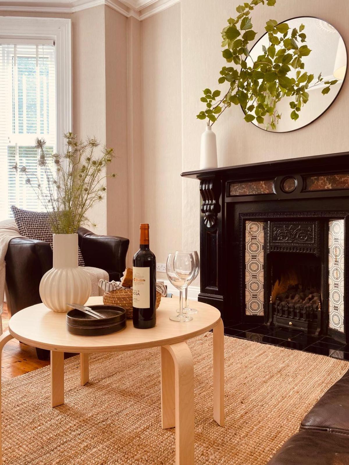 Holiday home 4br Spacious Home- 5 Mins To City- Free Secure Parking