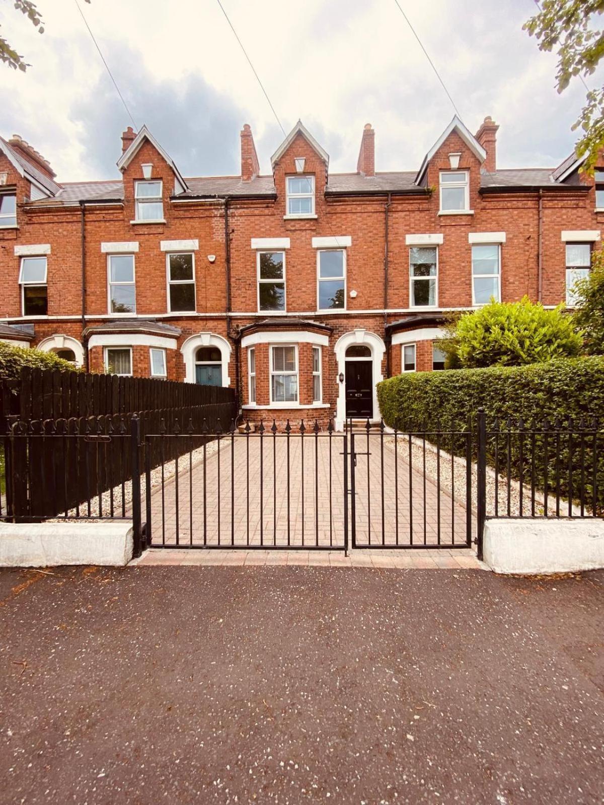 4br Spacious Home- 5 Mins To City- Free Secure Parking Holiday home