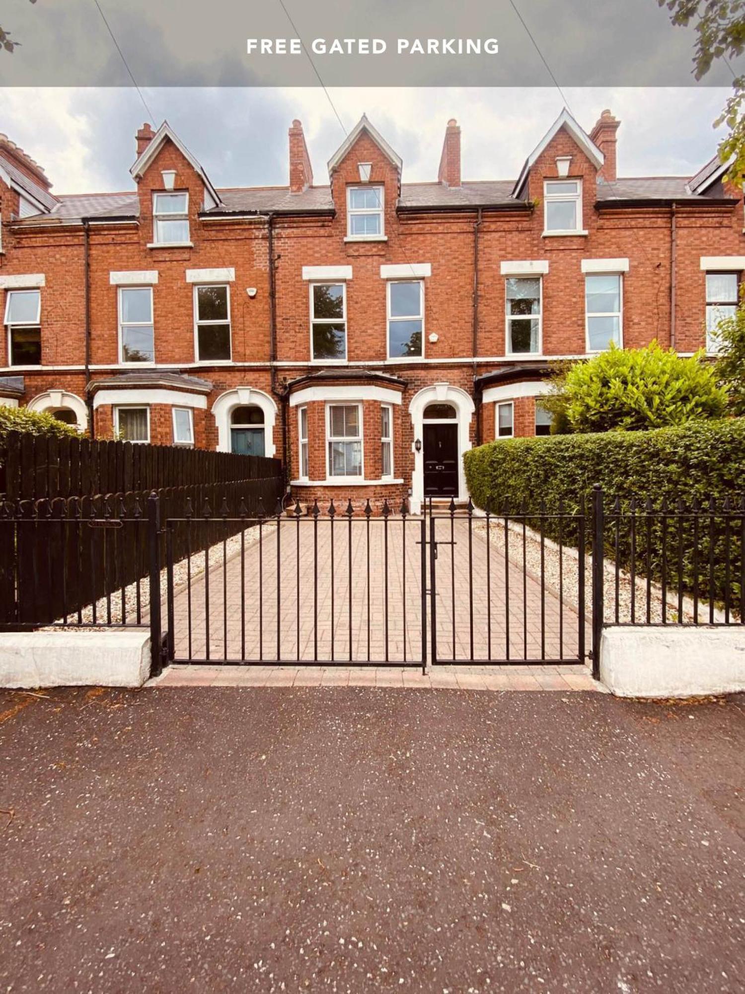 Holiday home 4br Spacious Home- 5 Mins To City- Free Secure Parking Belfast