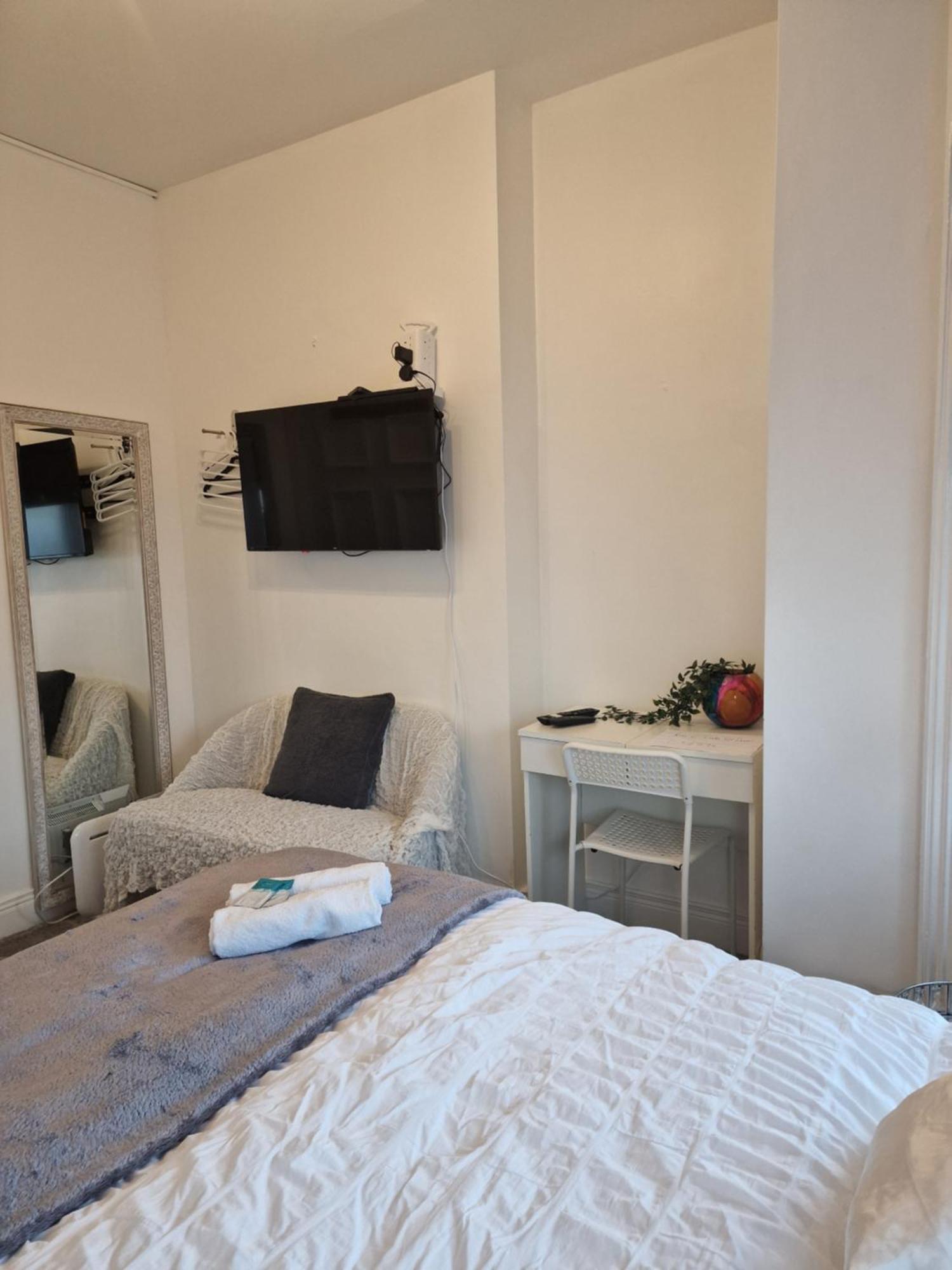 Hostel Aunty Katie'S House, Ni Tourist Board Certified & Located On The Main Oldpark Road To Belfast, With Free Continental Breakfast & Free Ultra Fast Sky Internet, Free Sky Sports & Free Sky Cinema, Self-Check In After 10Pm Gmt Belfast