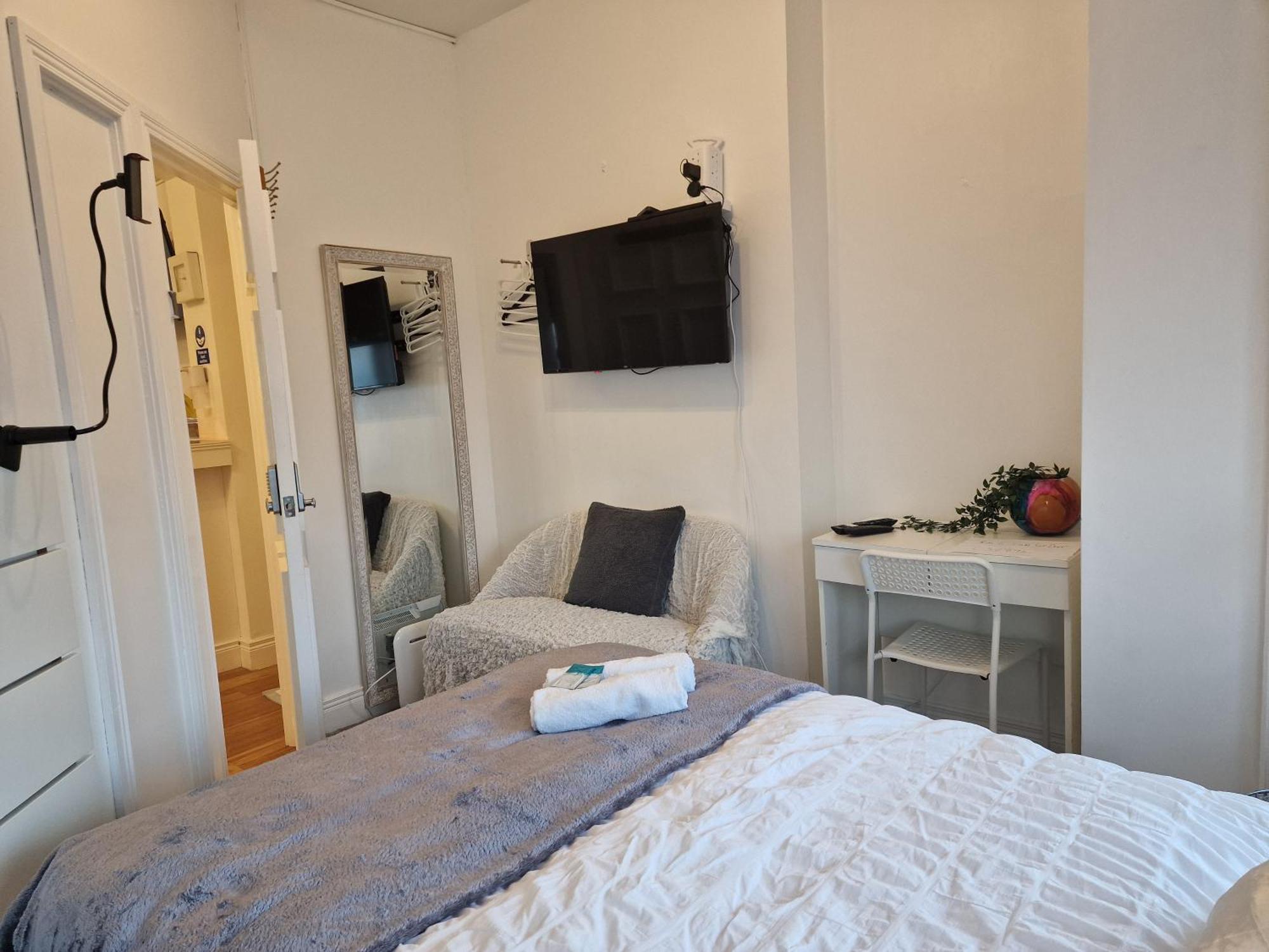 Aunty Katie'S House, Ni Tourist Board Certified & Located On The Main Oldpark Road To Belfast, With Free Continental Breakfast & Free Ultra Fast Sky Internet, Free Sky Sports & Free Sky Cinema, Self-Check In After 10Pm Gmt Hostel *