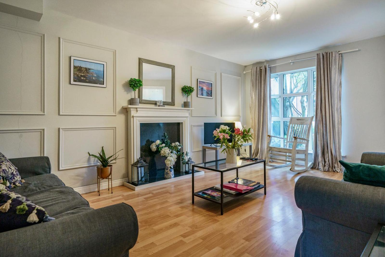 Close To City Centre Stylish 3 Bedroom House *