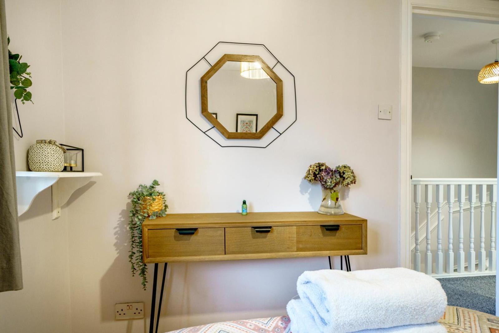 Close To City Centre Stylish 3 Bedroom House *