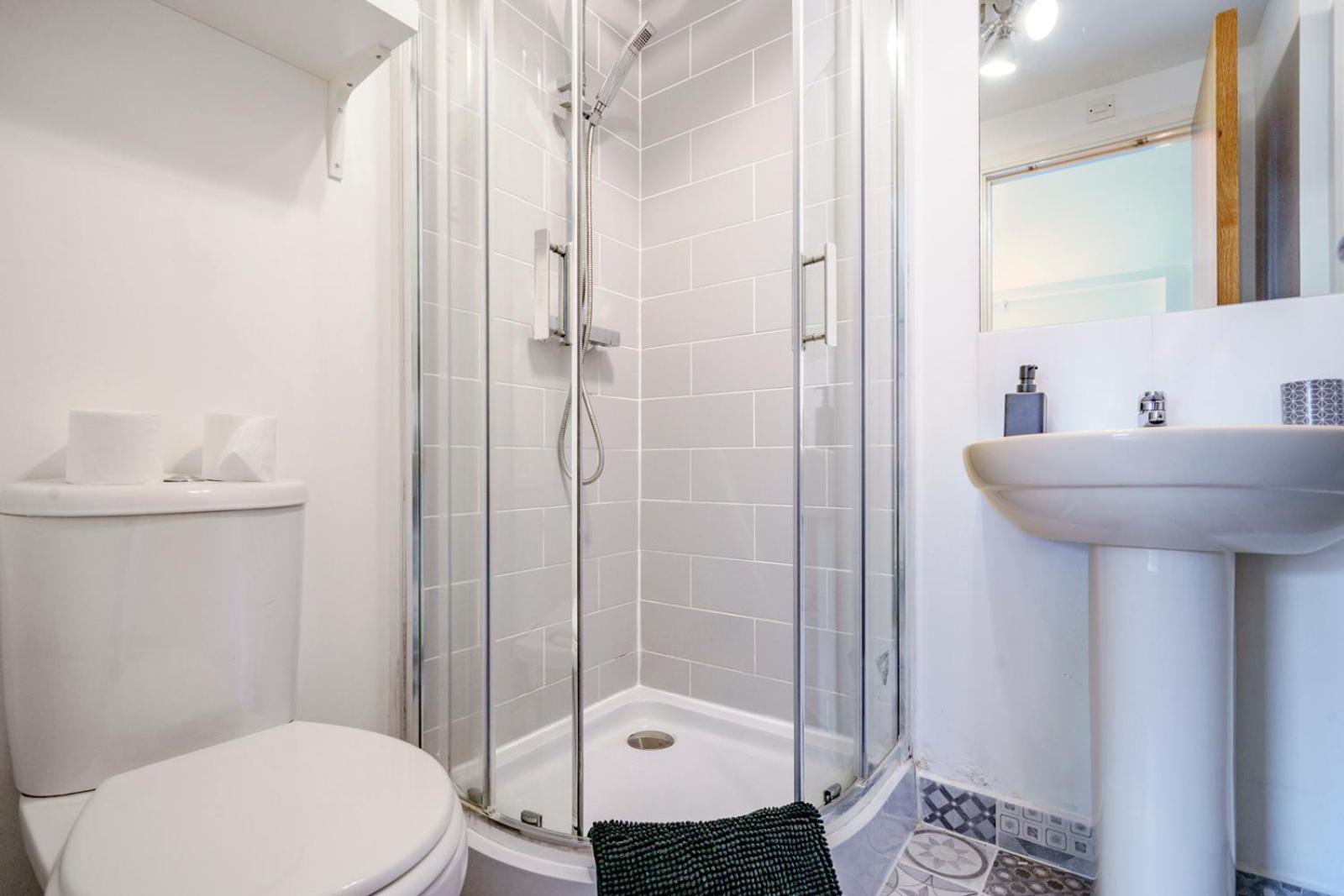 Stylish Centre 2 Bedroom With Cityscape View *