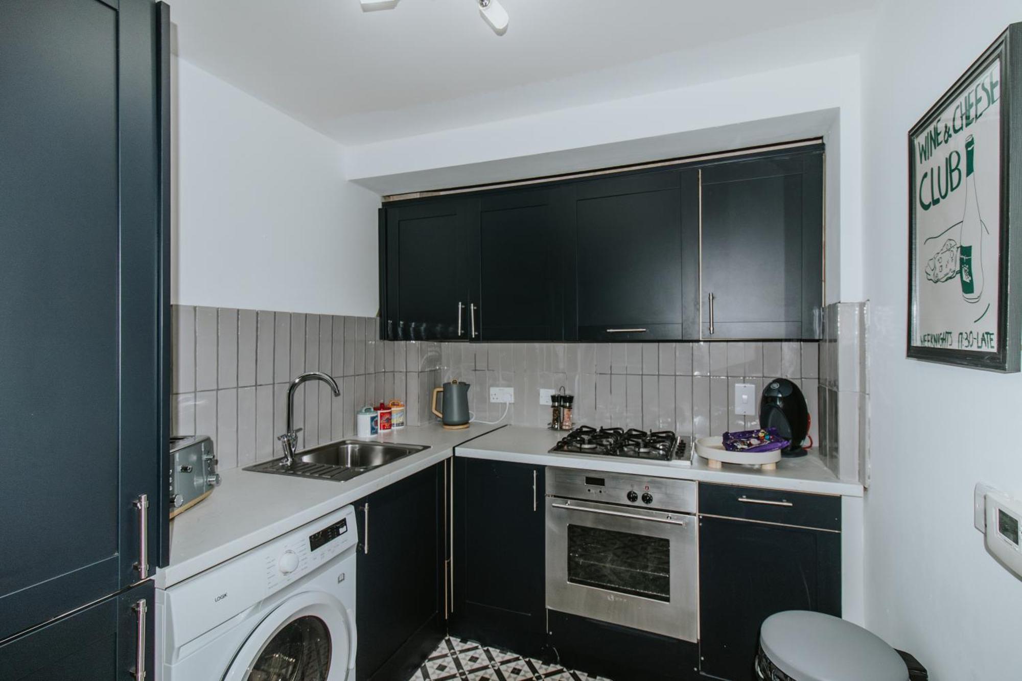 Apartment Whitehall Square Apartments- Queen's Quarters *