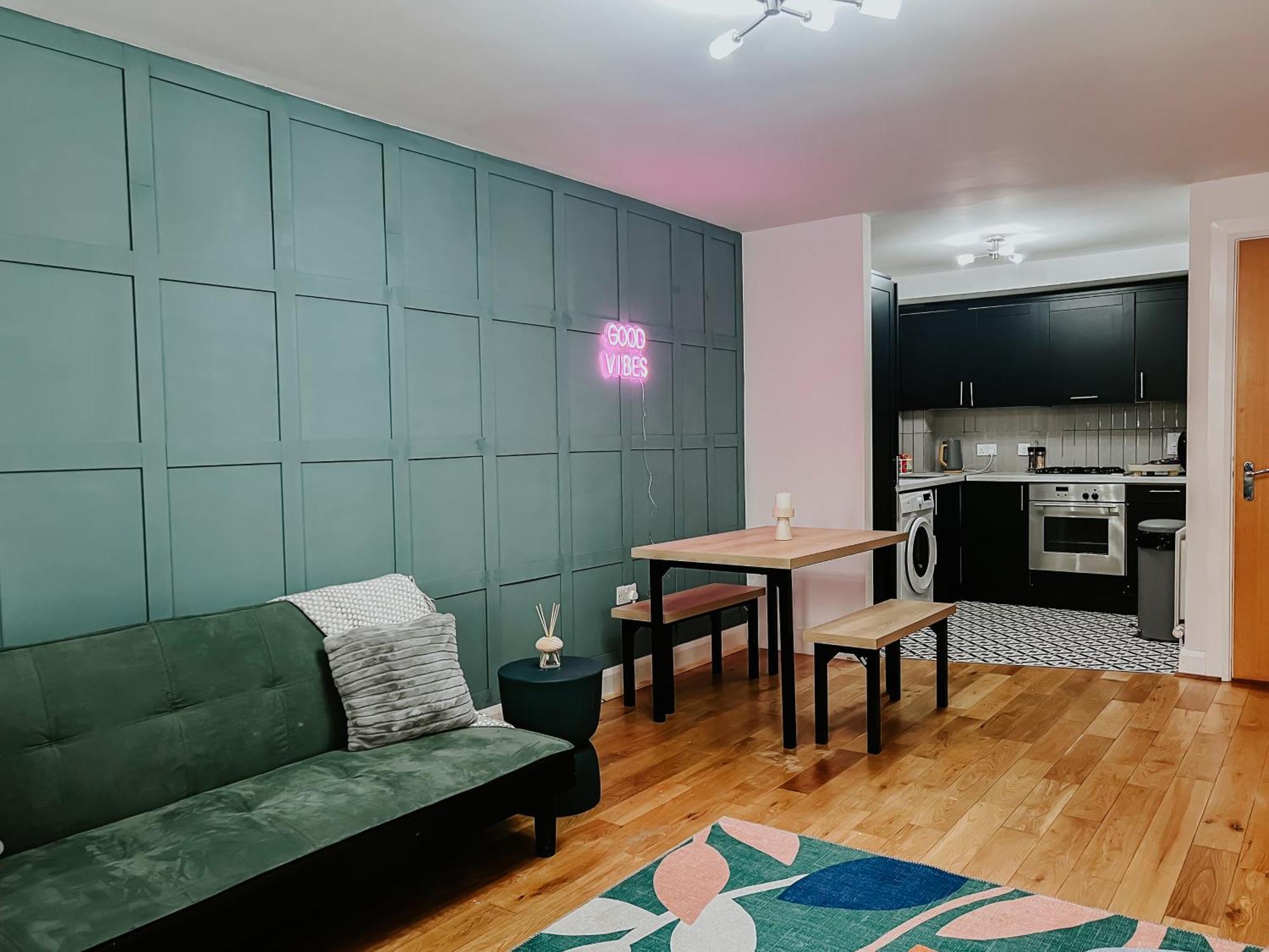 Apartment Whitehall Square Apartments- Queen's Quarters