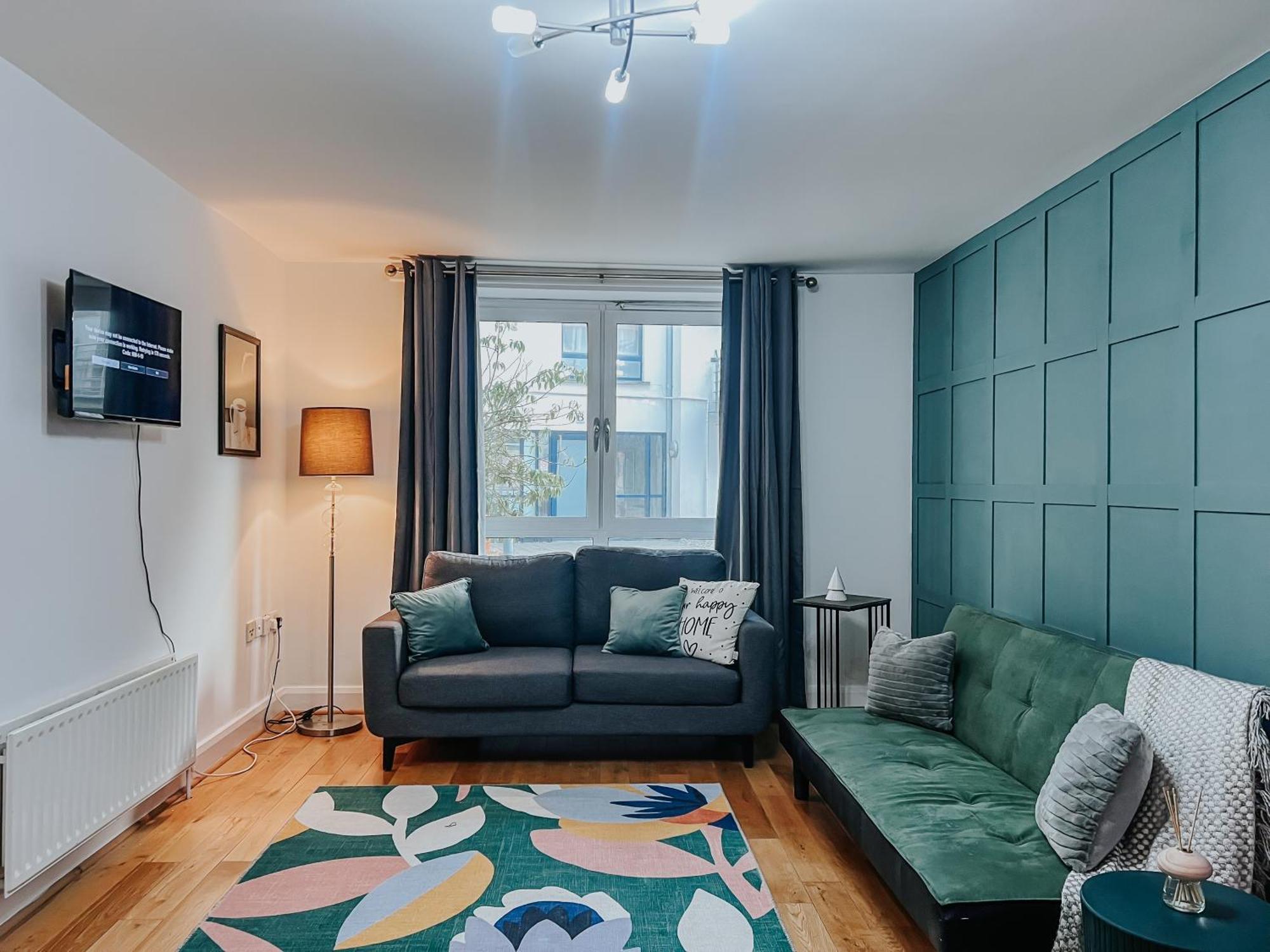Apartment Whitehall Square Apartments- Queen's Quarters *