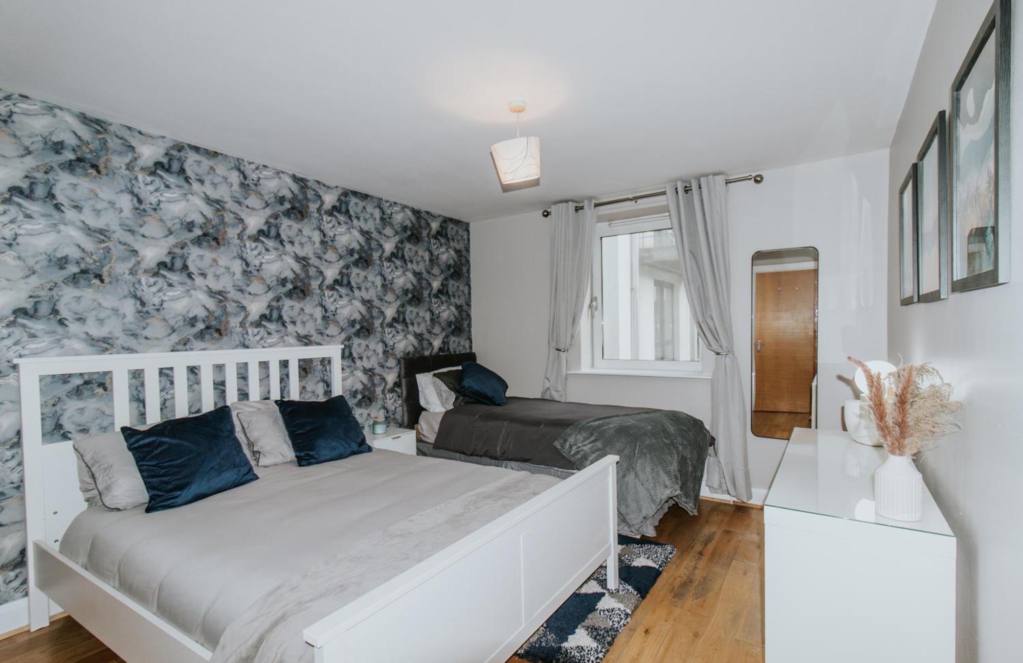 Apartment Whitehall Square Apartments- Queen's Quarters