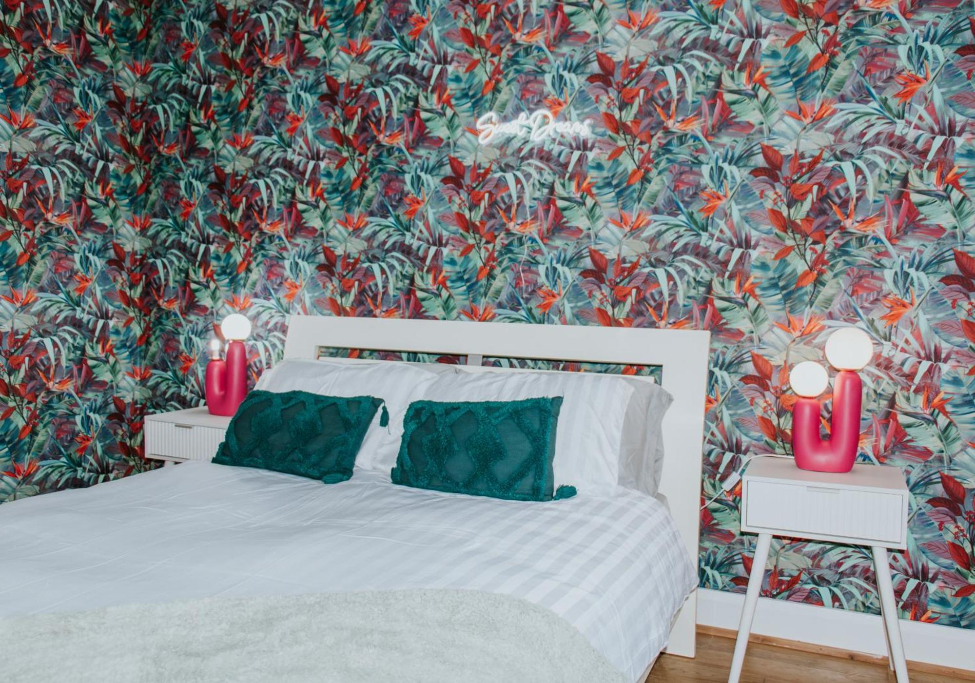 Apartment Whitehall Square Apartments- Queen's Quarters *