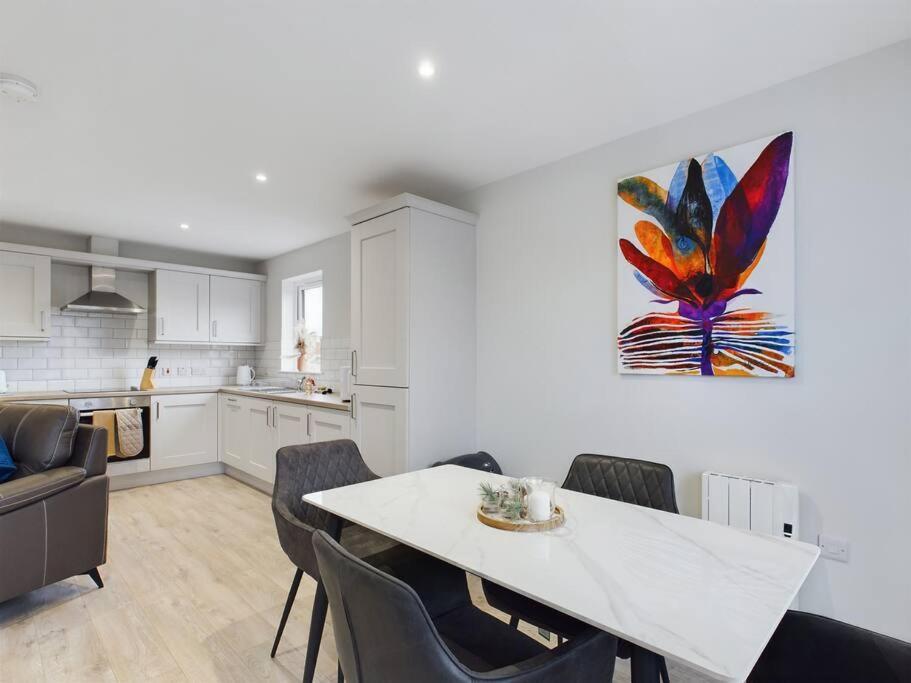 Sleek 2-bedroom In Apartment *