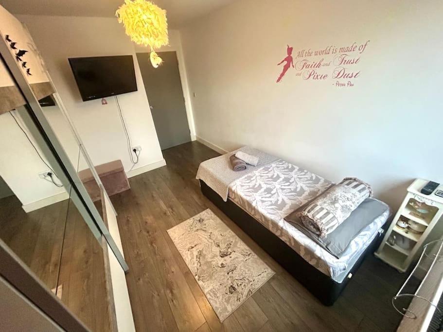 Great Location Single In A Shared Female Only Apartment *