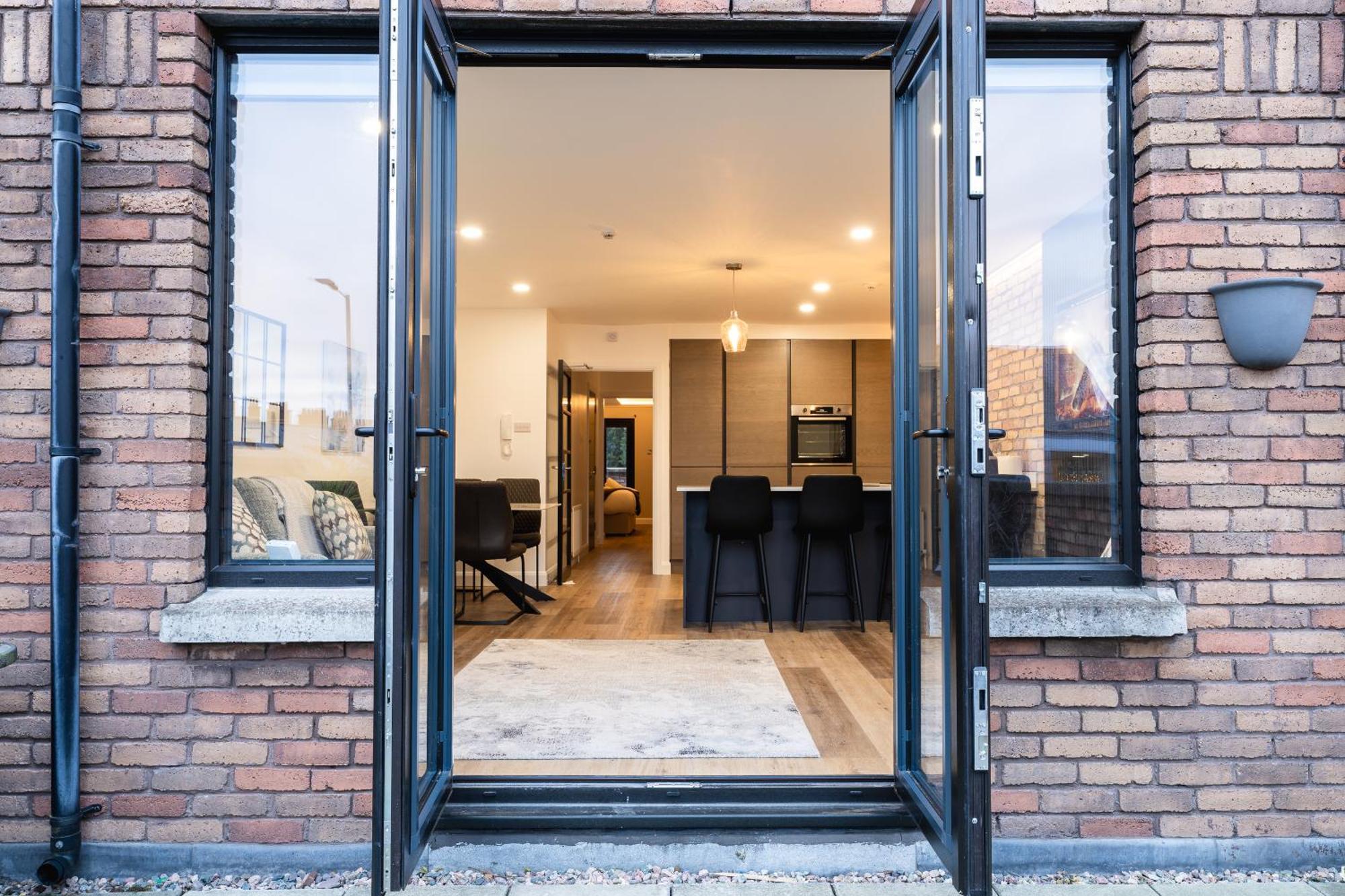 Escape Ordinary In Apartment *