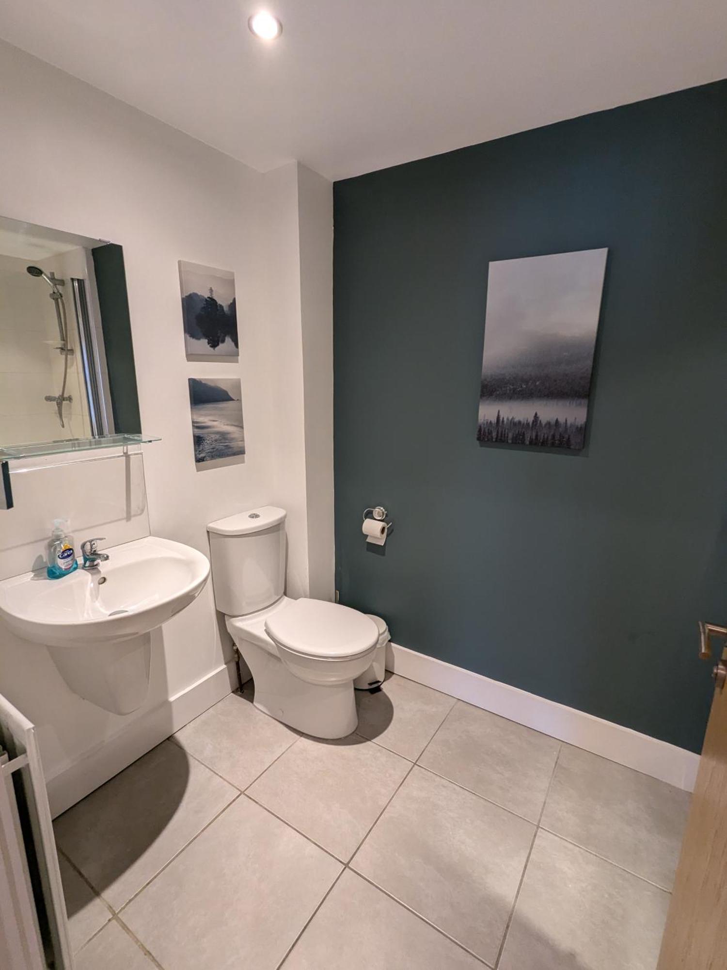 Cosy 1 Bedroom With Secure Private Parking And Excellent Transport Links *