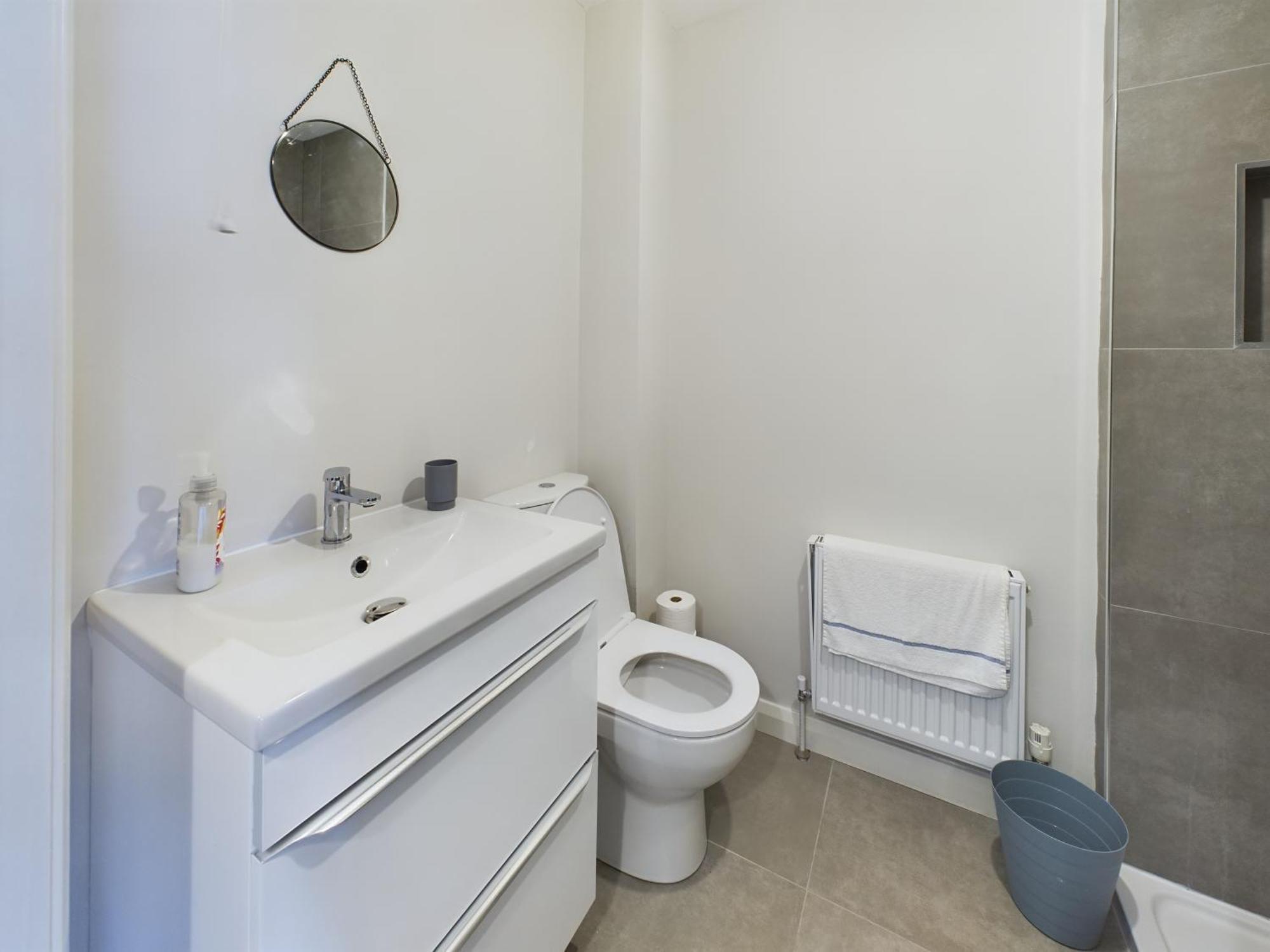 Bright And Cozy 1 Bedroom In Apartment