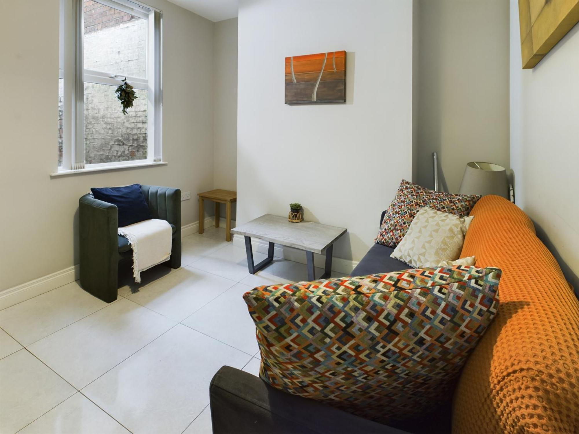 Luxurious 5 Bedroom Near Centre Apartment