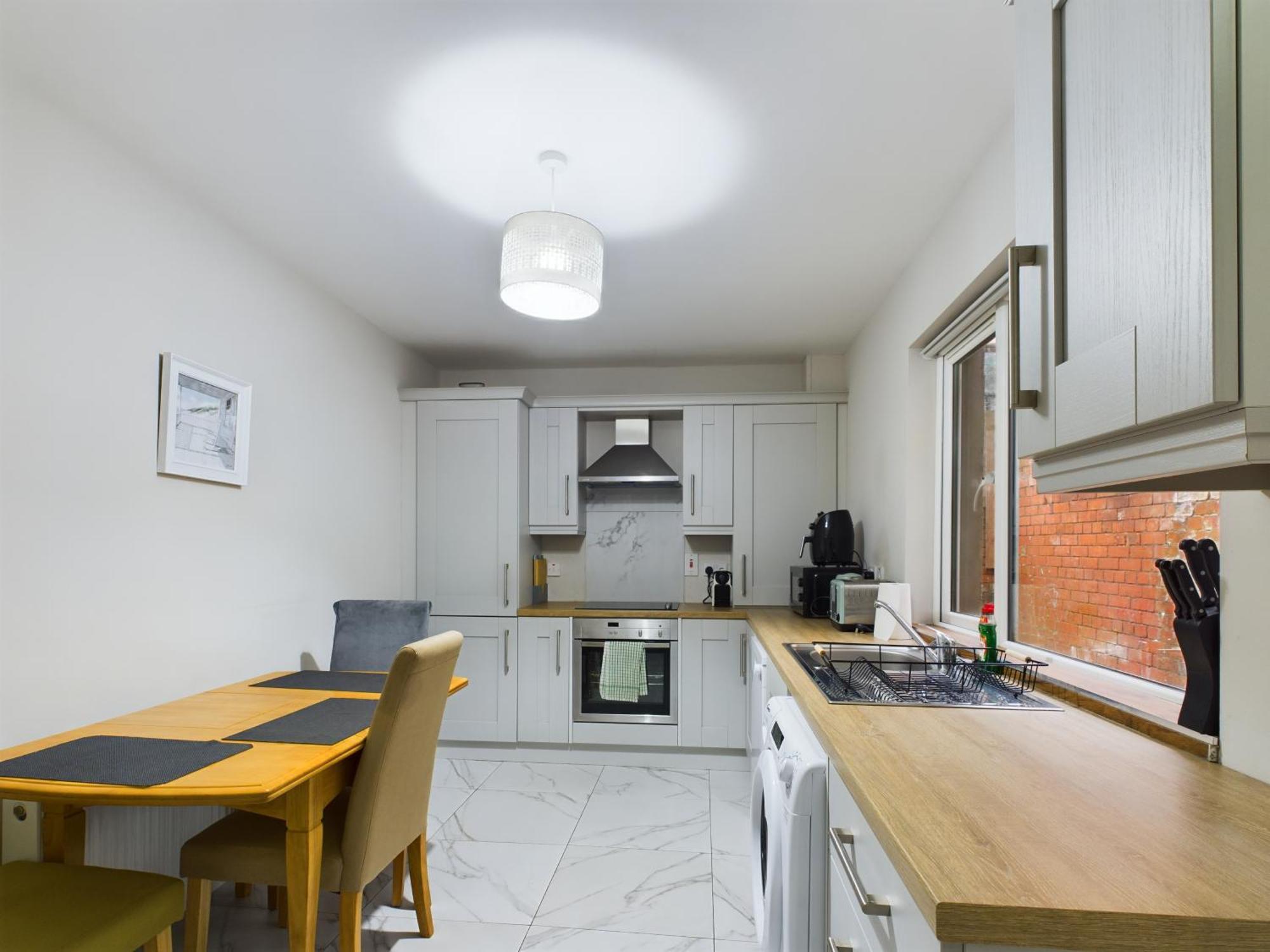 Luxurious 5 Bedroom Near Centre * Belfast