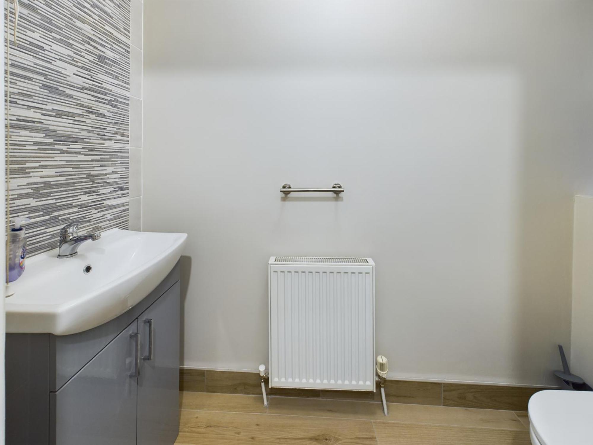 New! Modern 2br House Just 10 Mins To Centre Belfast