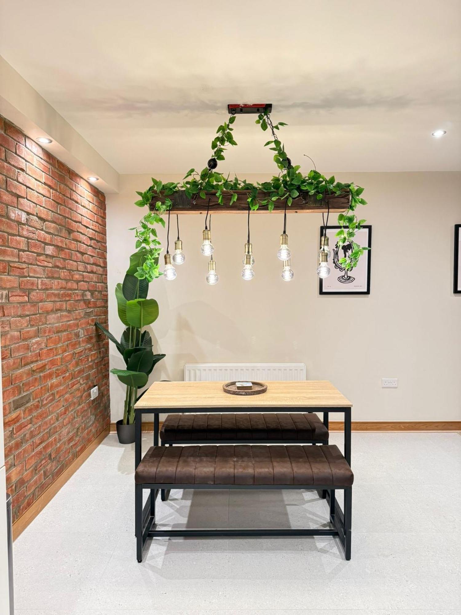 Apartment Quarters- 5th Floor Gem! *