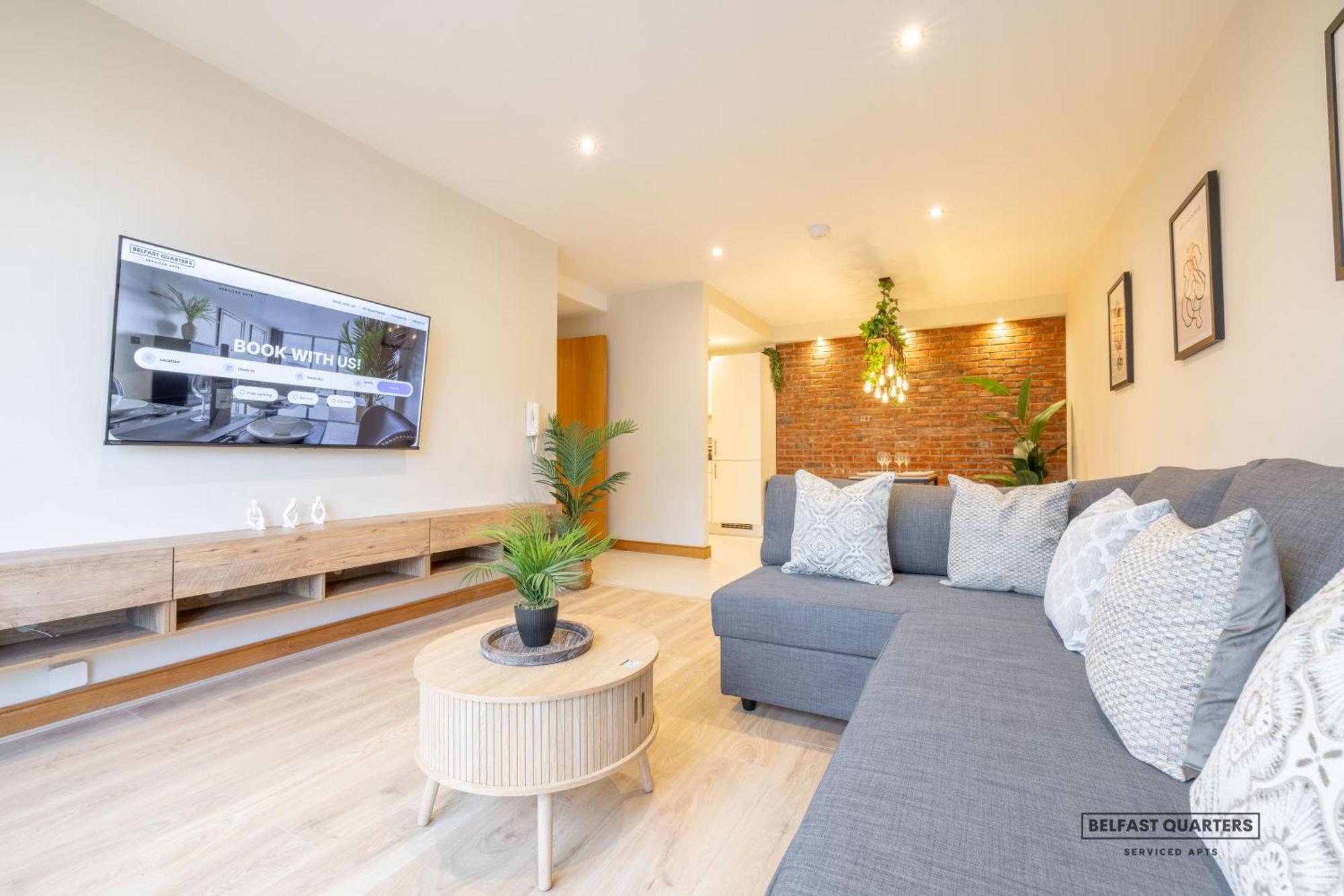 Apartment Quarters- 5th Floor Gem! *
