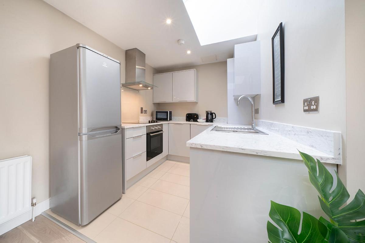 Pop Hollywood - Hip 2bd Ap - Gold Short Term Belfast
