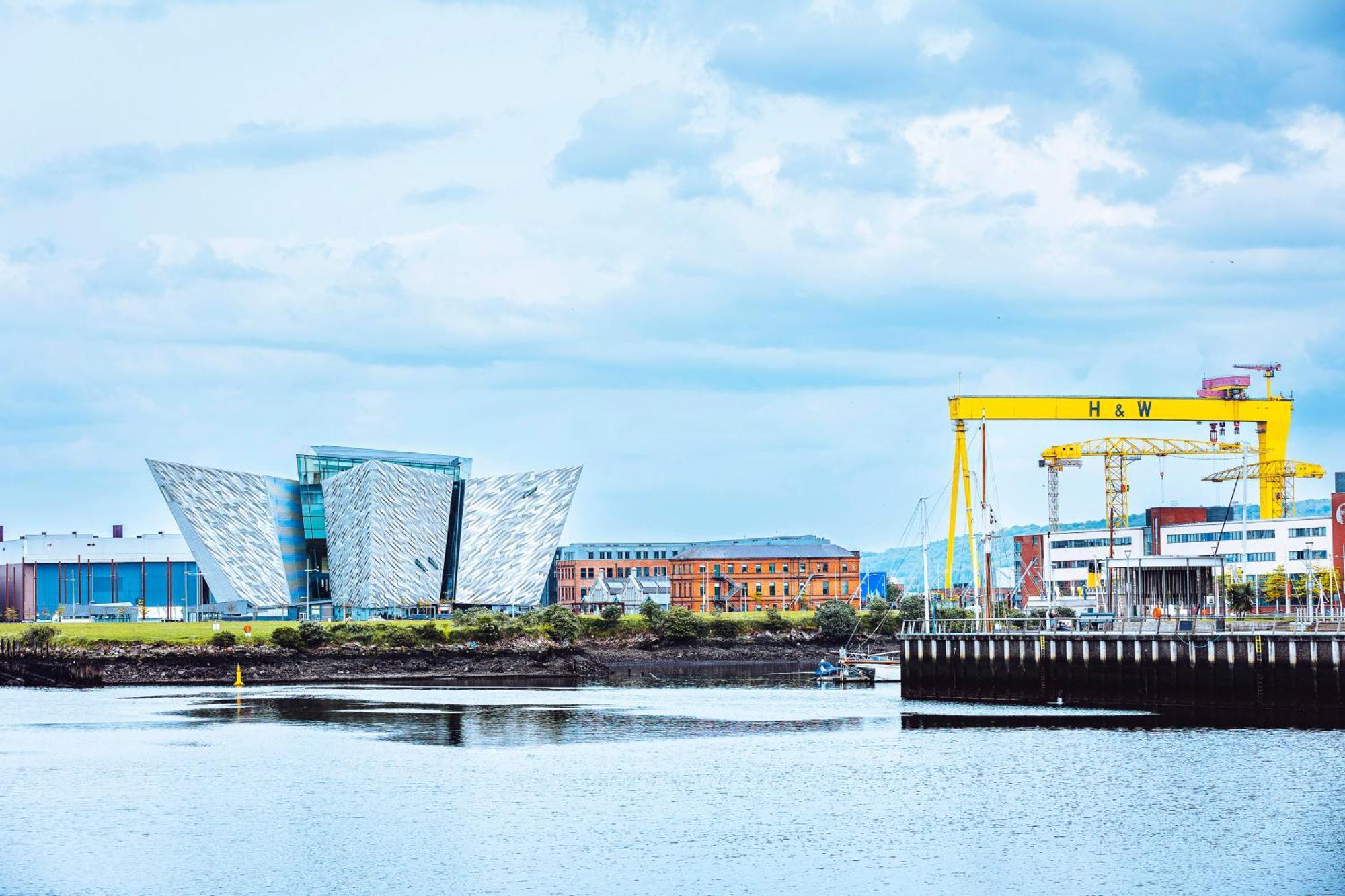 The Klimt- 1bd Stylish Ap - Gold Short Term Belfast
