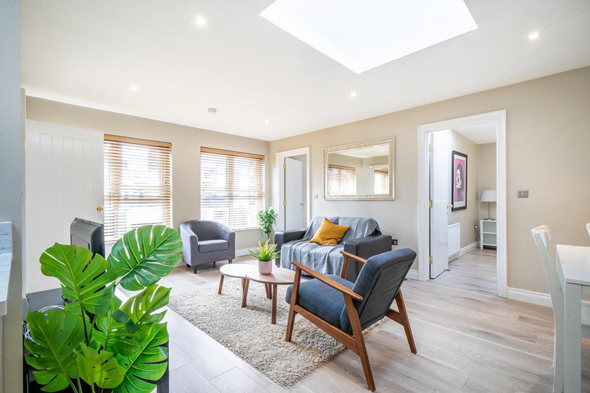 Pop Hollywood - Hip 2bd Ap - Gold Short Term Apartment Belfast
