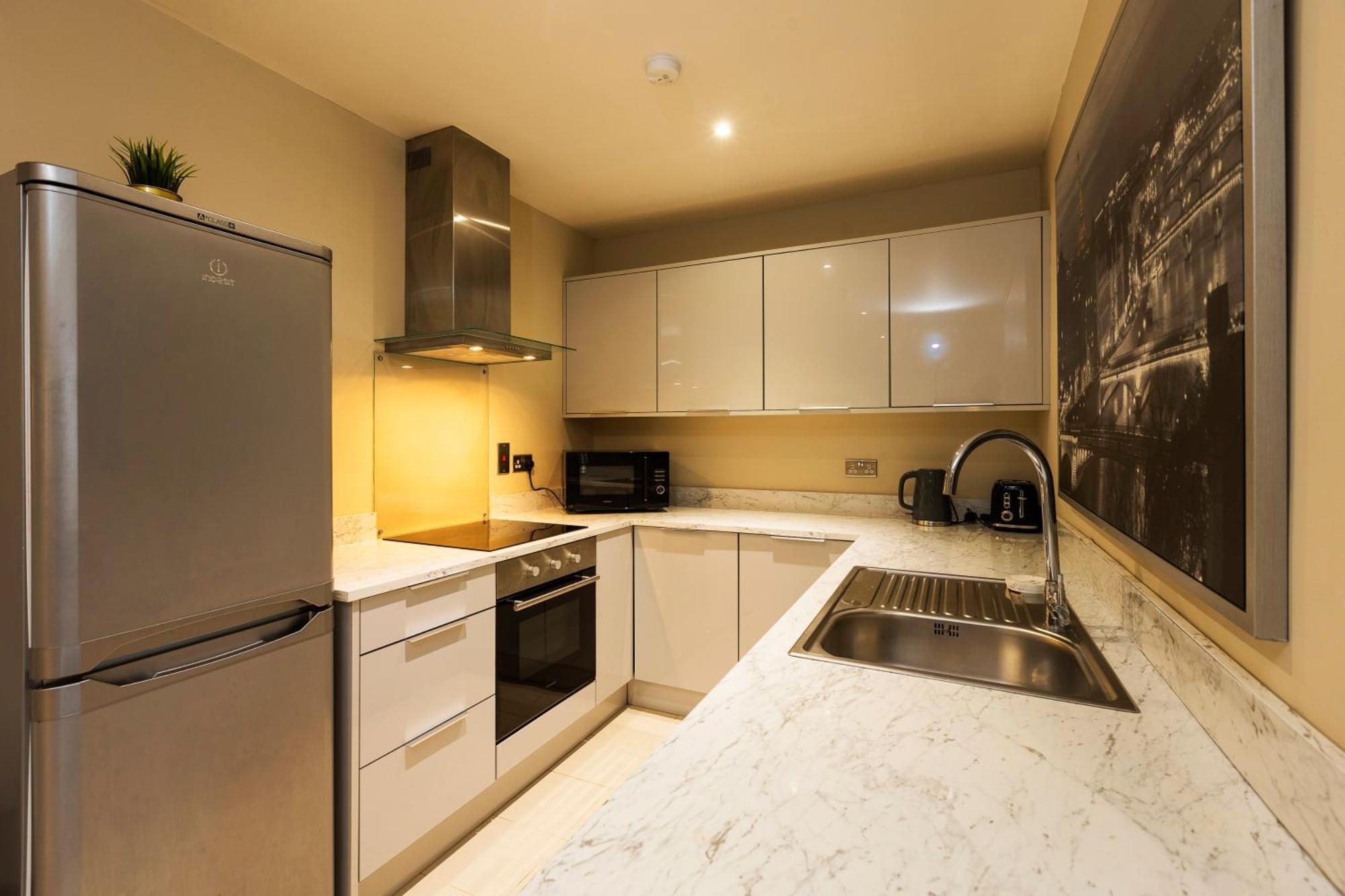 The Monet - Chic 1 Bd -gold Short Term Apartment Belfast