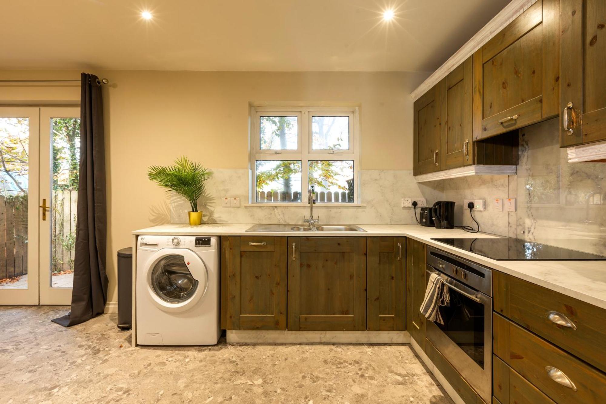 The Annadale - Luxury 3 Bd House - Gold Short Term