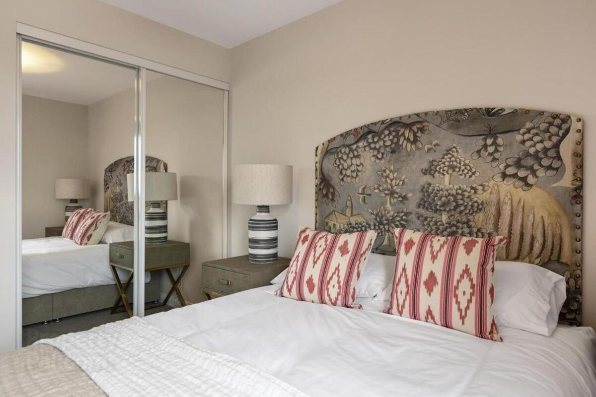 Apartment Stylish 2-bed Penthouse Sleeps 6 Location