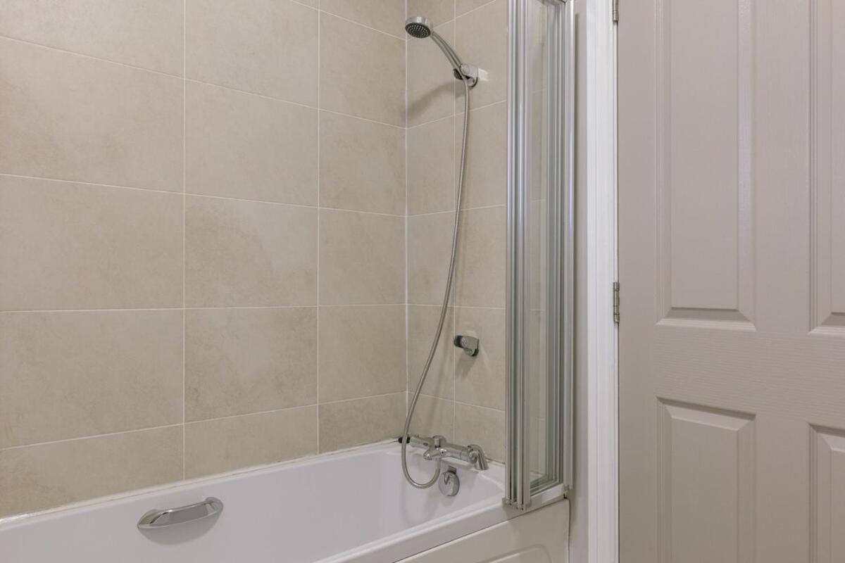Apartment Chic 2-bed, 2 Bath In Centre Sleeps 6, Free Secure Parking *