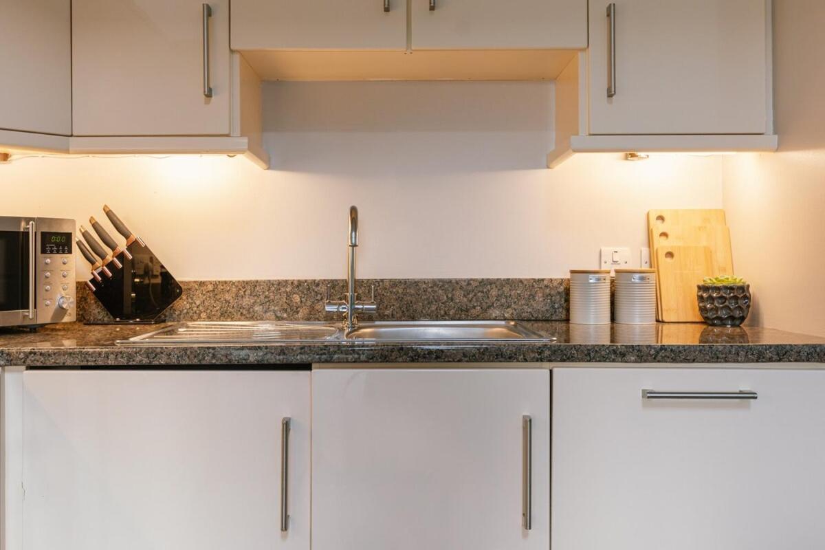 Chic 2-bed, 2 Bath In Centre Sleeps 6, Free Secure Parking Apartment *