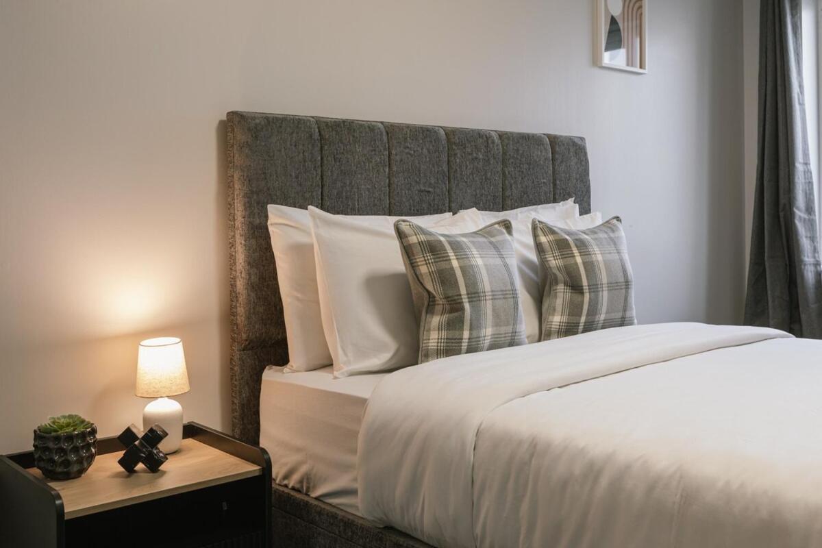 Chic 2-bed, 2 Bath In Centre Sleeps 6, Free Secure Parking * Belfast