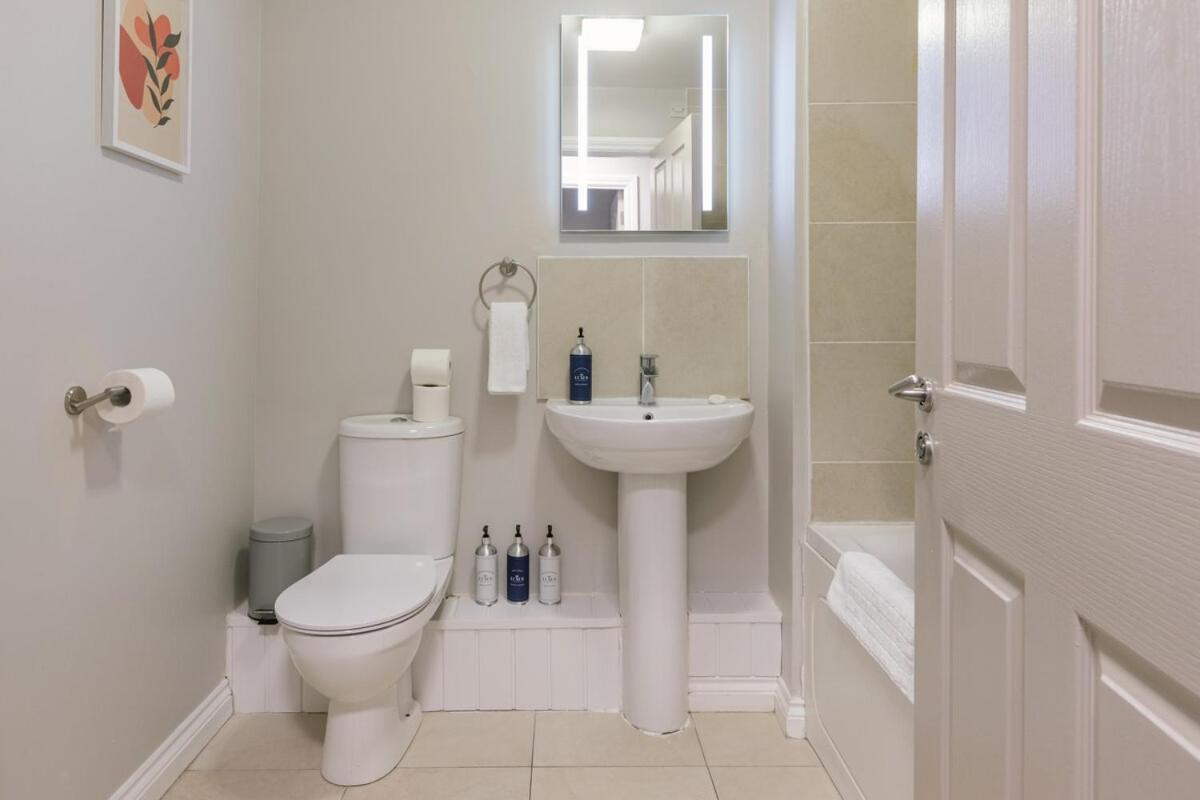 Chic 2-bed, 2 Bath In Centre Sleeps 6, Free Secure Parking Apartment
