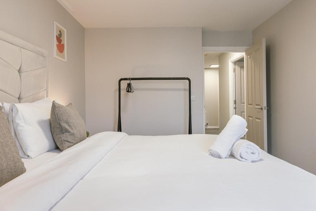 Apartment Chic 2-bed, 2 Bath In Centre Sleeps 6, Free Secure Parking