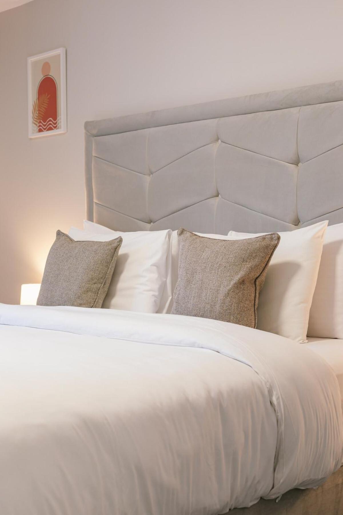 Chic 2-bed, 2 Bath In Centre Sleeps 6, Free Secure Parking Apartment *