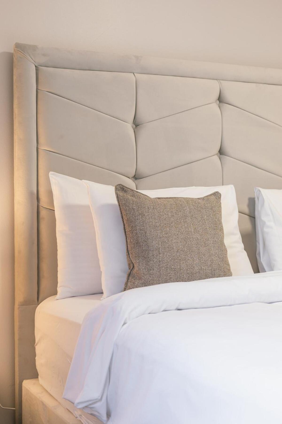 Apartment Chic 2-bed, 2 Bath In Centre Sleeps 6, Free Secure Parking *