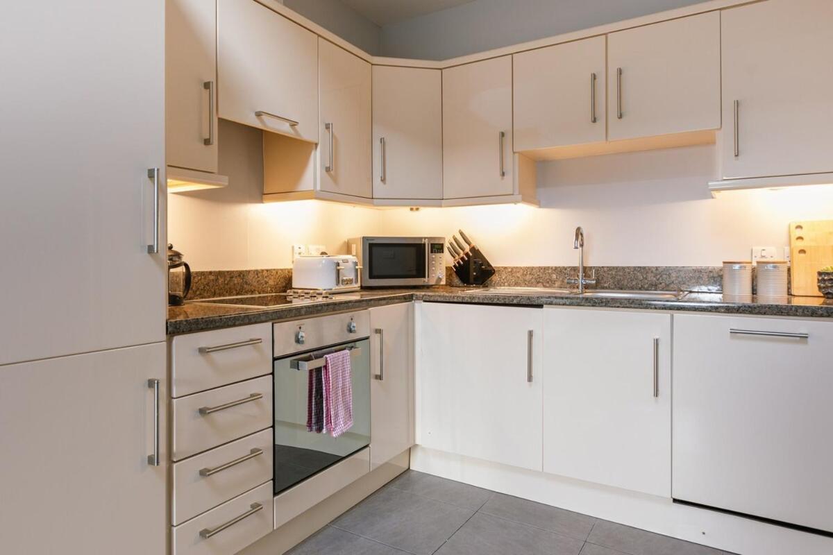Apartment Chic 2-bed, 2 Bath In Centre Sleeps 6, Free Secure Parking Belfast