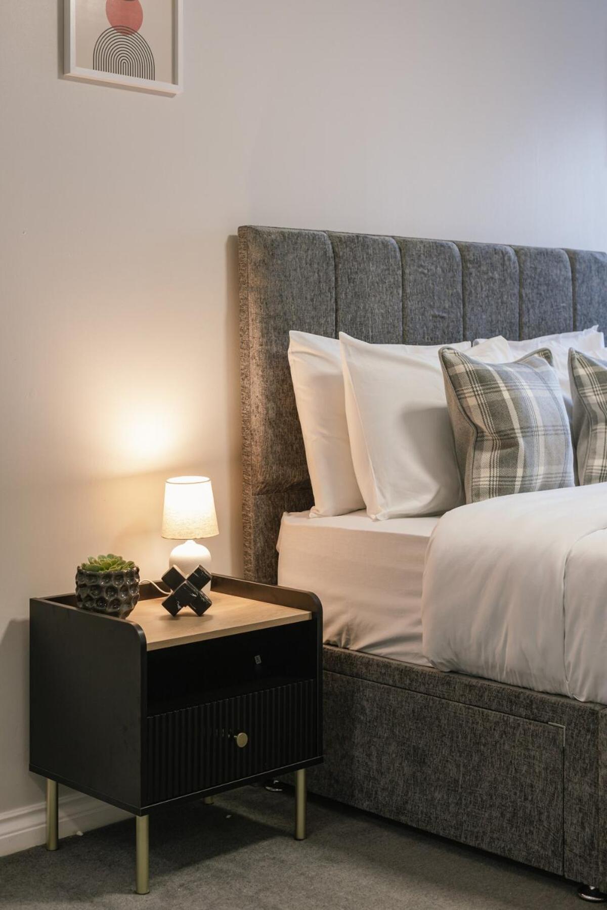 Chic 2-bed, 2 Bath In Centre Sleeps 6, Free Secure Parking