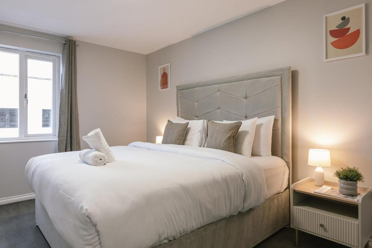 Chic 2-bed, 2 Bath In Centre Sleeps 6, Free Secure Parking Apartment *