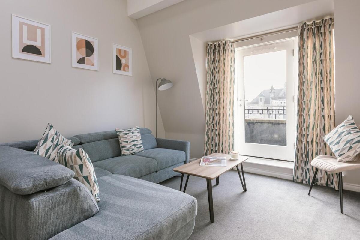 Apartment Chic 2-bed, 2 Bath In Centre Sleeps 6, Free Secure Parking *